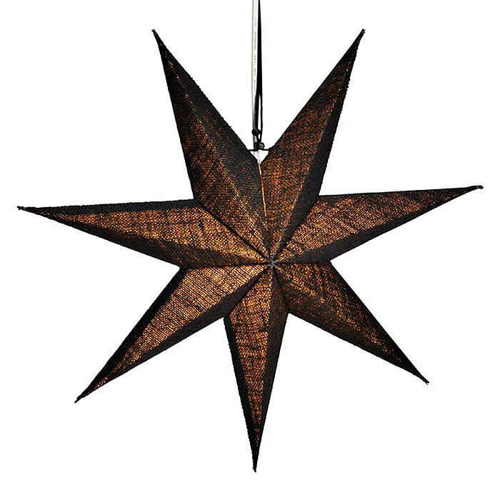 Ein großer, leuchtender sieben-zackiger Stern hängt von der Decke. Der Stern ist aus dunklem, durchscheinendem Material gefertigt, durch das warmes Licht strahlt und eine gemütliche Atmosphäre erzeugt. Die Struktur des Sterns ist stilvoll und modern, und 