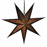 Ein großer, leuchtender sieben-zackiger Stern hängt von der Decke. Der Stern ist aus dunklem, durchscheinendem Material gefertigt, durch das warmes Licht strahlt und eine gemütliche Atmosphäre erzeugt. Die Struktur des Sterns ist stilvoll und modern, und 