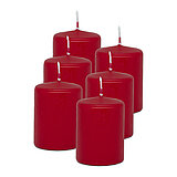 6 Stumpenkerzen von Decolite in der Größe 8x6cm in der Farbe rot.