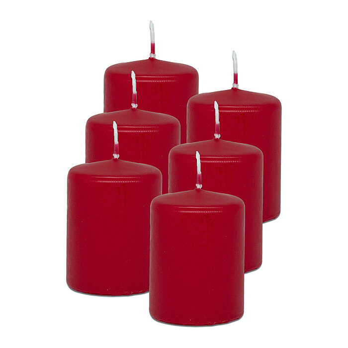 6 Stumpenkerzen von Decolite in der Größe 8x6cm in der Farbe rot.