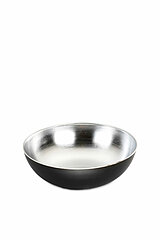 Eine schlichte, runde Metallschale mit einem glänzenden silbernen Innenraum und einem mattschwarzen Außenbereich. Die Schale hat einen breiten Rand und eine flache Form, und sie steht auf einer neutralen weißen Fläche ohne weitere Dekorationen.
