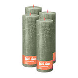 Vier Rustik Stumpenkerzen von Bolsius in der Farbe Olivgrün in der Größe 30x10cm.