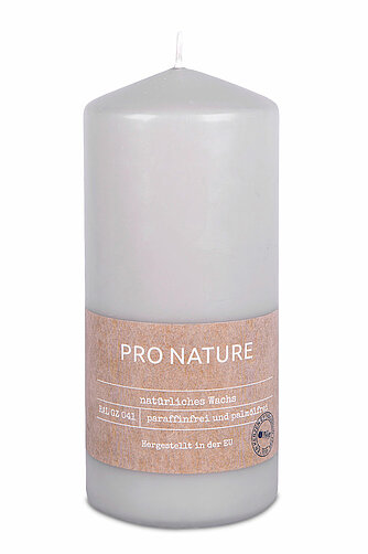 Müller Kerzenfabrik Pro Nature Stearin-Stumpenkerze 150/68 mm - hellgrau (1 Stück) Artikelvorschau Pro Nature Stearin-Stumpenkerze 150/68 mm - hellgrau (1 Stück)
