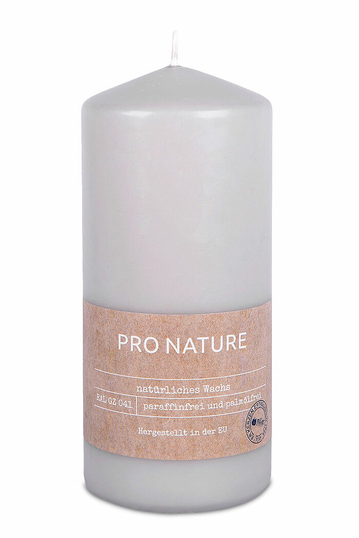 Eine Pro Nature Stearin-Stumpenkerze von Müller Kerzenfabrik in der Größe 15x6,8cm in der Farbe hellgrau.