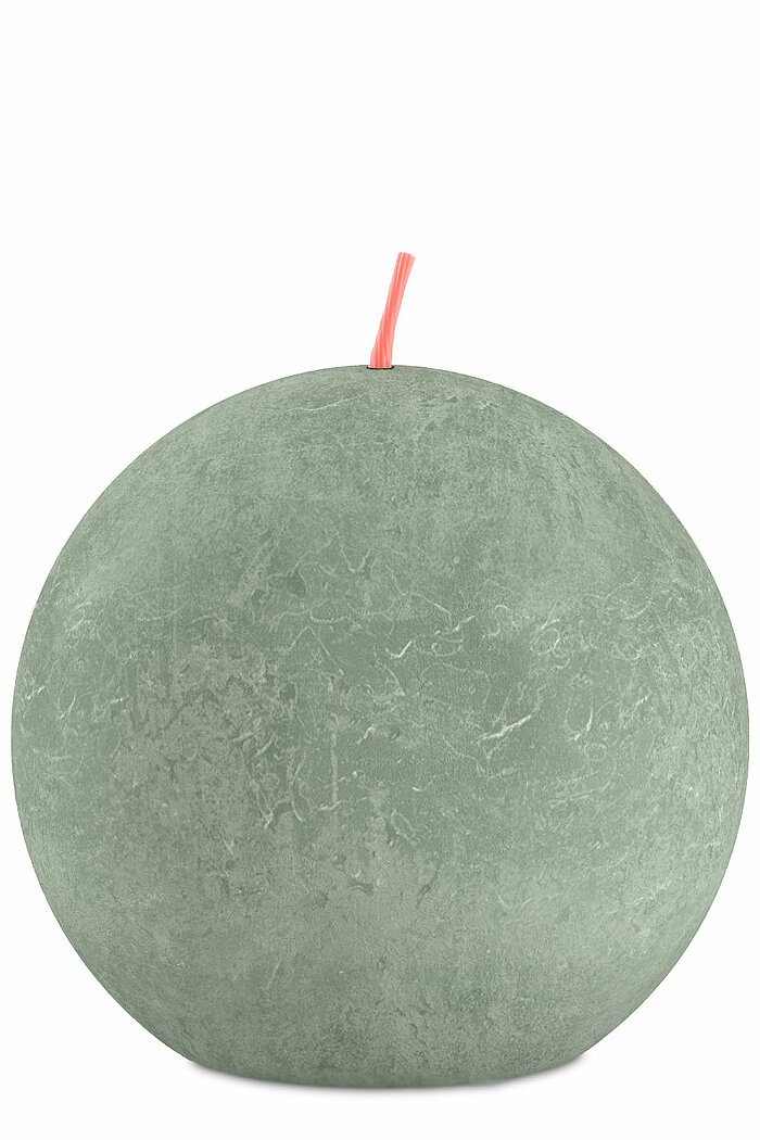 Eine Rustik Kugelkerze von Bolsius in der Farbe Jadegrün mit einem Durchmesser von 7,6cm.
