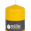 Eine Stumpenkerze von Müller Kerzenfabrik in der Größe 11x6,8cm in der Farbe gelb.