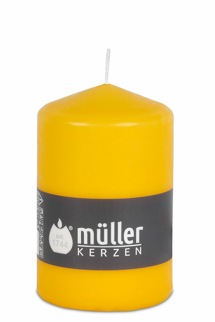 Eine Stumpenkerze von Müller Kerzenfabrik in der Größe 11x6,8cm in der Farbe gelb.