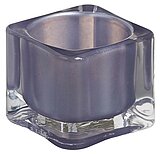 Ein violetter, quadratischer Teelichthalter aus Glas mit abgerundeten Ecken und klaren Kanten. Das Design wirkt schlicht und modern.