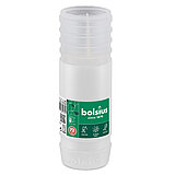 Eine große, weiße Bolsius-Kerze mit einer grünen Banderole, die das Logo und Informationen der Marke trägt. Die Banderole zeigt unter anderem das Bolsius-Logo, das Gründungsjahr 1870 sowie Piktogramme, die die Eigenschaften der Kerze wie 72 Stunden Brennd