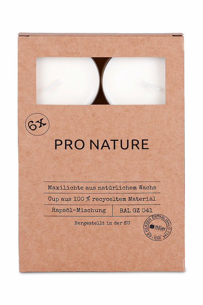 Sechs weiße Maxi-Teelichter befinden sich in einer rechteckigen, naturfarbenen Kartonverpackung mit zwei kreisförmigen Sichtfenstern. Auf der Verpackung steht „6x PRO NATURE“ sowie weitere Beschreibungen: „Maxilichte aus natürlichem Wachs“, „Cup aus 100 %
