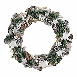 Ein festlicher Kranz aus grünen Tannenzweigen, Tannenzapfen und weißen sternförmigen Dekorationen. Der Kranz ist zusätzlich mit weißen Beeren, silbernen Glitzerelementen und weißen Zweigen verziert. Die Kombination der verschiedenen Materialien, Farben un