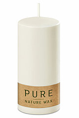 Eine Stumpenkerze Pure von Richard Wenzel in der Größe 13x6cm in der Farbe natural.