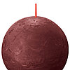 Eine Rustik Kugelkerze von Bolsius in der Farbe Samtrot mit einem Durchmesser von 7,6cm.