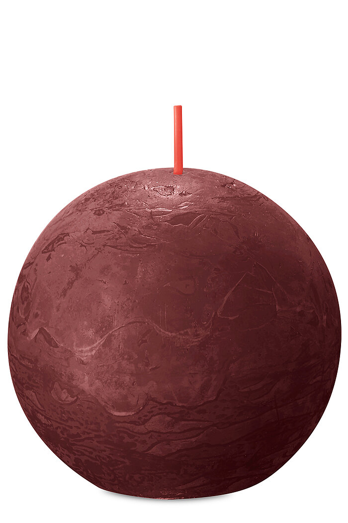 Eine Rustik Kugelkerze von Bolsius in der Farbe Samtrot mit einem Durchmesser von 7,6cm.
