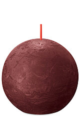 Eine Rustik Kugelkerze von Bolsius in der Farbe Samtrot mit einem Durchmesser von 7,6cm.