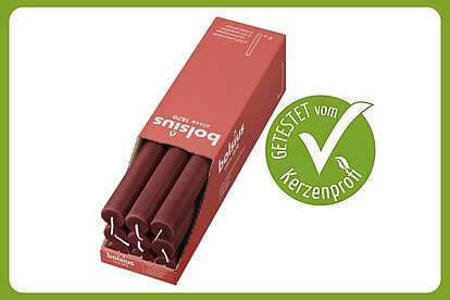 Auf dem Bild ist eine Packung mit 9 Bolsius Rustik Shine Haushaltskerzen zu sehen. Daneben ist ein grüner Kerzenprofi getestet Button. Der Rest des Bildes ist in weiss