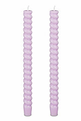 2 Tafelkerzen Twist von Edelman in der Größe 28x2,4cm in der Farbe lila.