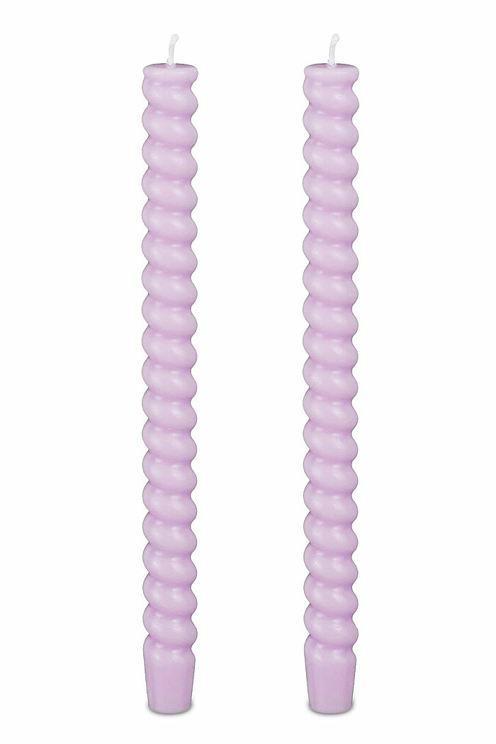2 Tafelkerzen Twist von Edelman in der Größe 28x2,4cm in der Farbe lila.