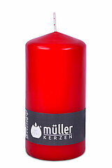 Eine Stumpenkerze von Müller Kerzenfabrik in der Größe 13,5x6,8cm in der Farbe karminrot.