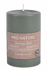 Eine Pro Nature Stearin-Stumpenkerze von Müller Kerzenfabrik in der Größe 10x6,8cm mit Minzgeruch.