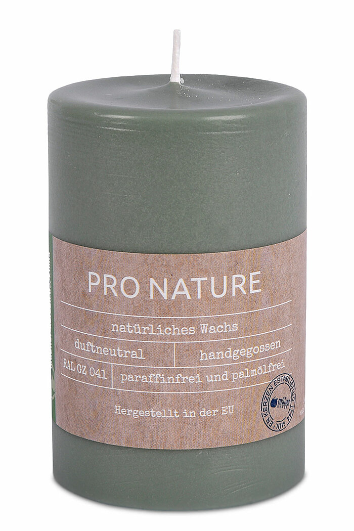 Eine Pro Nature Stearin-Stumpenkerze von Müller Kerzenfabrik in der Größe 10x6,8cm mit Minzgeruch.