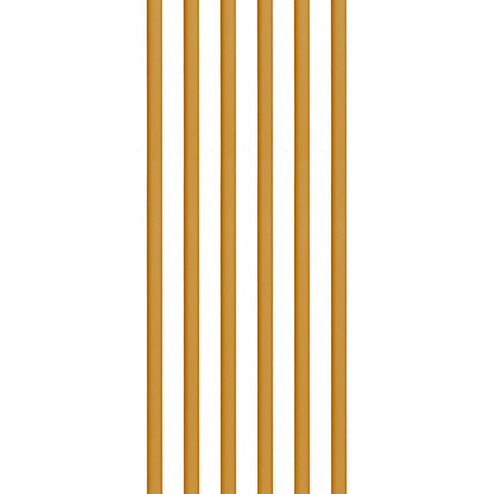 Zahlreiche brennende orange Kerzen des Herstellers Wiedemann, dicht nebeneinander aufgestellt. Im Hintergrund ist ein verschwommenes Kruzifix zu sehen, was eine feierliche und besinnliche Stimmung vermittelt.