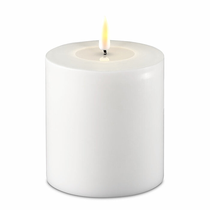 Eine LED Stumpenkerze von Deluxe Homeart in der Farbe Weiß und in der Größe 10x10cm.