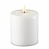 Eine LED Stumpenkerze von Deluxe Homeart in der Farbe Weiß und in der Größe 10x10cm.