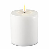 Eine LED Stumpenkerze von Deluxe Homeart in der Farbe Weiß und in der Größe 10x10cm.