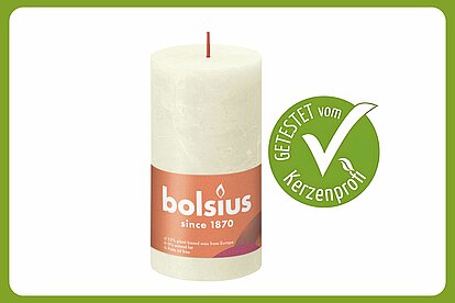 Auf dem Bild ist eine Bolsius Rustik Shine Stumpenkerze zu sehen mit der Größe 100/50 mm. Daneben ist ein grüner Kerzenprofi getestet Button. Der Rest des Bildes ist in weiss
