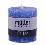 Eine Polar Stumpenkerze von Müller Kerzenfabrik in der Größe 7,5x6,8cm in der Geruchssorte Delft.