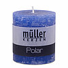 Eine Polar Stumpenkerze von Müller Kerzenfabrik in der Größe 7,5x6,8cm in der Geruchssorte Delft.