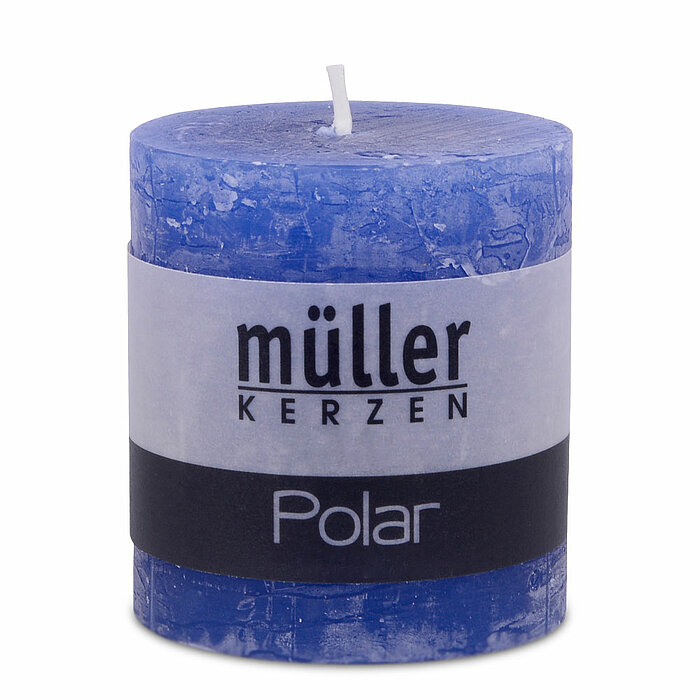 Eine Polar Stumpenkerze von Müller Kerzenfabrik in der Größe 7,5x6,8cm in der Geruchssorte Delft.