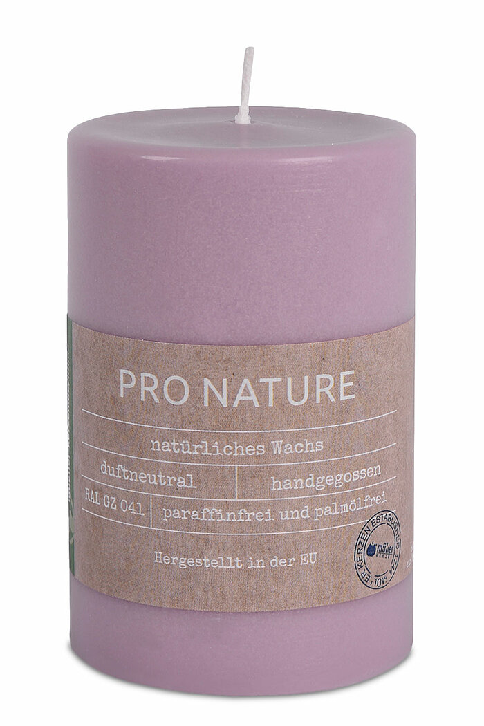 Eine Pro Nature Stearin-Stumpenkerze von Müller Kerzenfabrik in der Größe 10x6,8cm in der Geruchssorte Flieder.