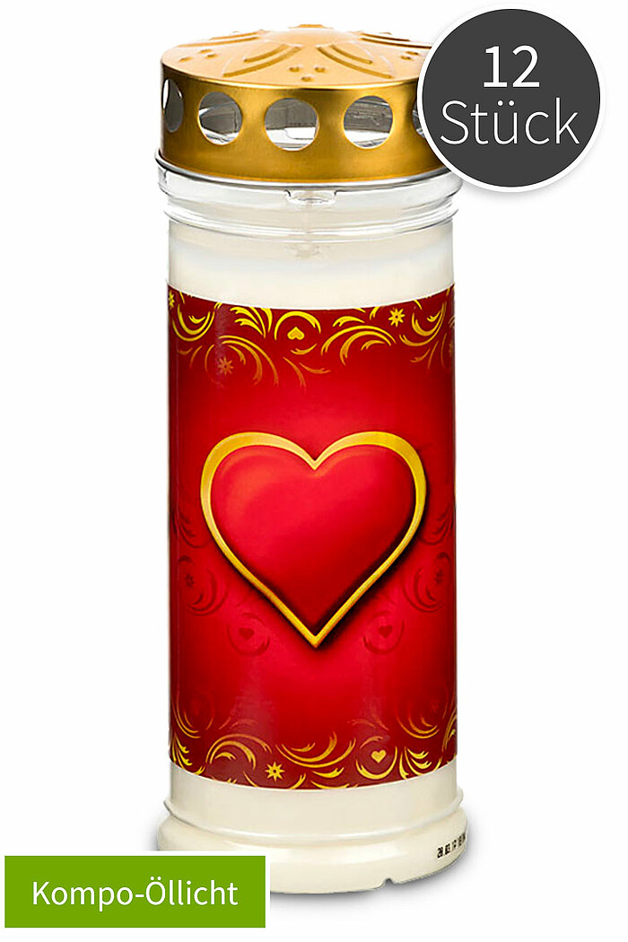Eine weiße Grabkerze in einem durchsichtigen Behälter mit goldenem Deckel. Die Kerze hat eine rote Banderole mit einem zentralen, roten Herzmotiv, das von einem goldenen Rand umgeben ist. Rund um das Herz sind dekorative goldene Muster zu sehen. Oben rech