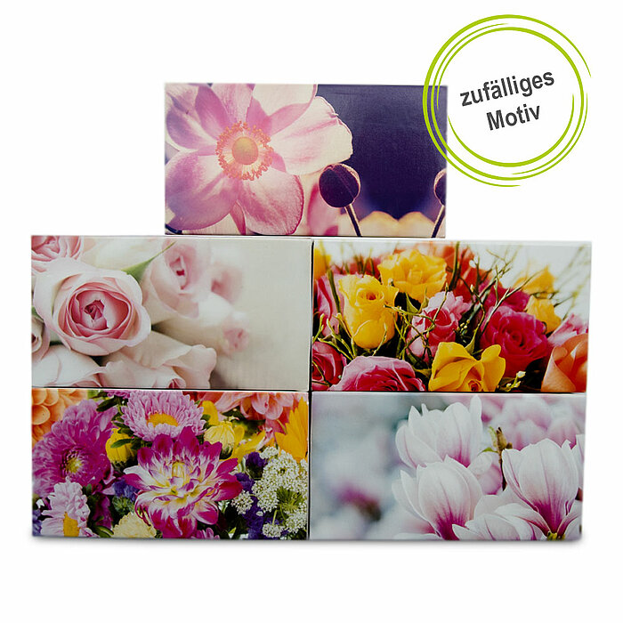 Das Bild zeigt fünf Papiertaschentuchboxen, jede mit einem anderen Blumendesign. Oben befindet sich eine Box mit einem rosafarbenen und weißen Blütenmotiv auf lila Hintergrund. Darunter sind vier weitere Boxen: links oben mit rosa Rosenmotiven, rechts obe