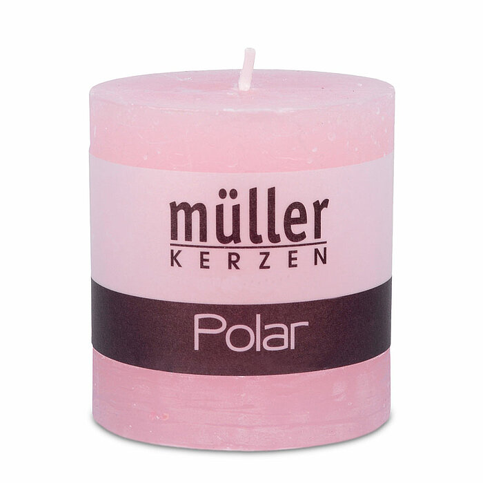 Eine Polar Stumpenkerze von Müller Kerzenfabrik in der Größe 7,5x6,8cm in der Farbe Malve.