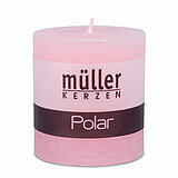 Eine Polar Stumpenkerze von Müller Kerzenfabrik in der Größe 7,5x6,8cm in der Farbe Malve.