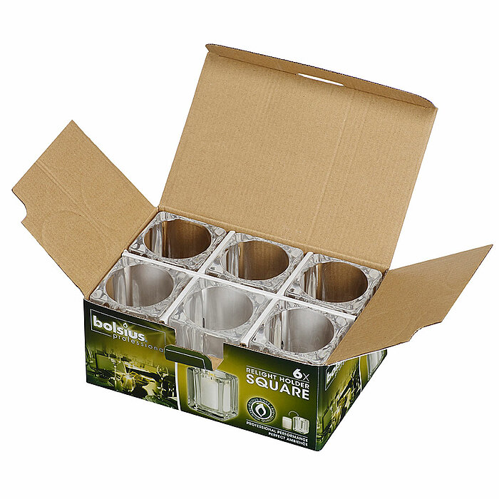 Eine geöffnete braune Pappschachtel enthält sechs transparente Teelichthalter der Marke Bolsius. Die Teelichthalter sind quadratisch und gleichmäßig in zwei Reihen angeordnet. Auf der Vorderseite der Schachtel ist das Bolsius-Logo und ein Bild von einem d