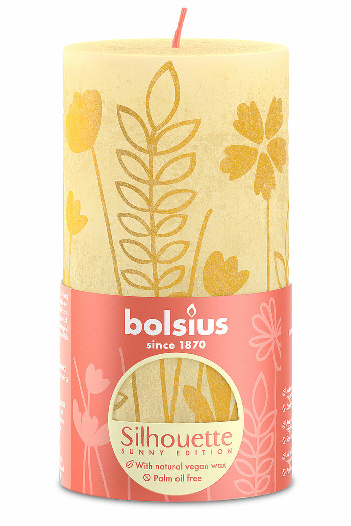 Eine Rustik Silhouette Stumpenkerze von Bolsius in der Farbe Zartes Gelb in der Größe 13x6,8cm.