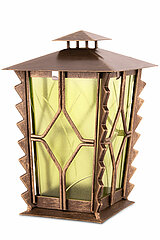 Eine dekorative, bronzefarbene Laterne mit einem spitzen Dach. Die Seiten sind mit transparenten, grünen Scheiben versehen, die ein feines, eingraviertes Muster zeigen. Die Kanten der Laterne sind mit gezackten Metallakzenten verziert, die dem Design zusä