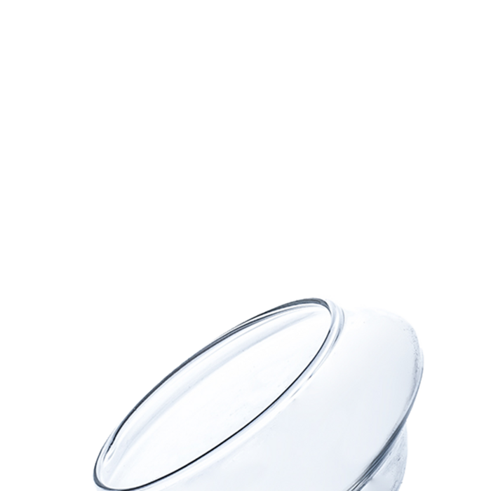 Ein elegantes, klares Glasgefäß vom Hersteller Sandra Rich in einer schrägen, leicht bauchigen Form. Das Glas hat eine breite Öffnung und einen stabilen, schräg abschließenden Boden, der dem Gefäß eine künstlerische und moderne Ästhetik verleiht.