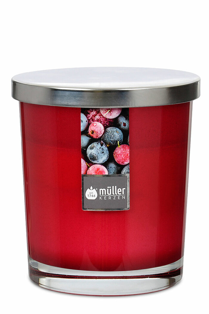 Ein Maxi-Duftkerzenglas von Müller Kerzenfabrik in der Größe 11x9,5cm mit dem Duft Wilde Beeren.