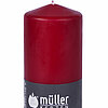 Eine Stumpenkerze von Müller Kerzenfabrik in der Größe 13,5x6,8cm in der Farbe weinrot.