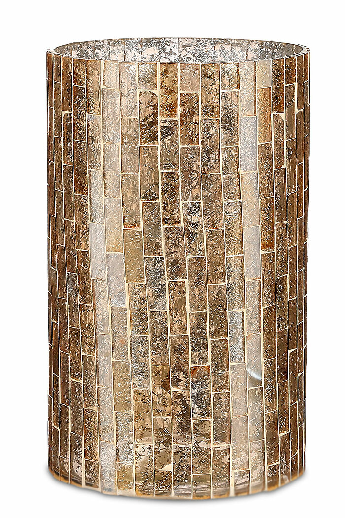 Ein zylindrischer Kerzenhalter, der vollständig mit rechteckigen Mosaikstücken in verschiedenen Gold- und Bronzetönen bedeckt ist. Die glänzende und metallische Oberfläche der Mosaikstücke reflektiert das Licht und verleiht dem Kerzenhalter ein elegantes 