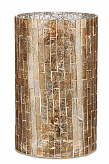 Ein zylindrischer Kerzenhalter, der vollständig mit rechteckigen Mosaikstücken in verschiedenen Gold- und Bronzetönen bedeckt ist. Die glänzende und metallische Oberfläche der Mosaikstücke reflektiert das Licht und verleiht dem Kerzenhalter ein elegantes 