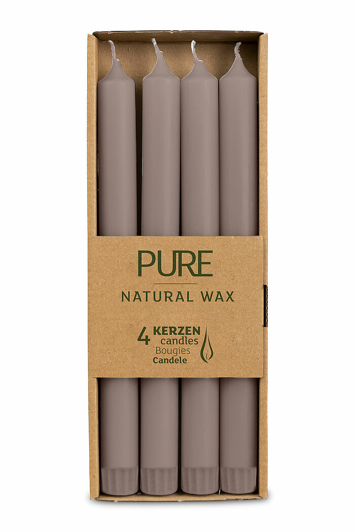 Vier Stabkerzen Pure Natural Wax von Richard Wenzel in der Größe 25x2,3cm in der Farbe Sand.