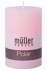 Eine Polar Stumpenkerze von Müller Kerzenfabrik in der Größe 12x7,8cm in der Farbe Malve.