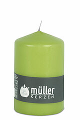 Eine Stumpenkerze von Müller Kerzenfabrik in der Größe 11x6,8cm in der Farbe maigrün.
