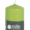 Eine Stumpenkerze von Müller Kerzenfabrik in der Größe 11x6,8cm in der Farbe maigrün.